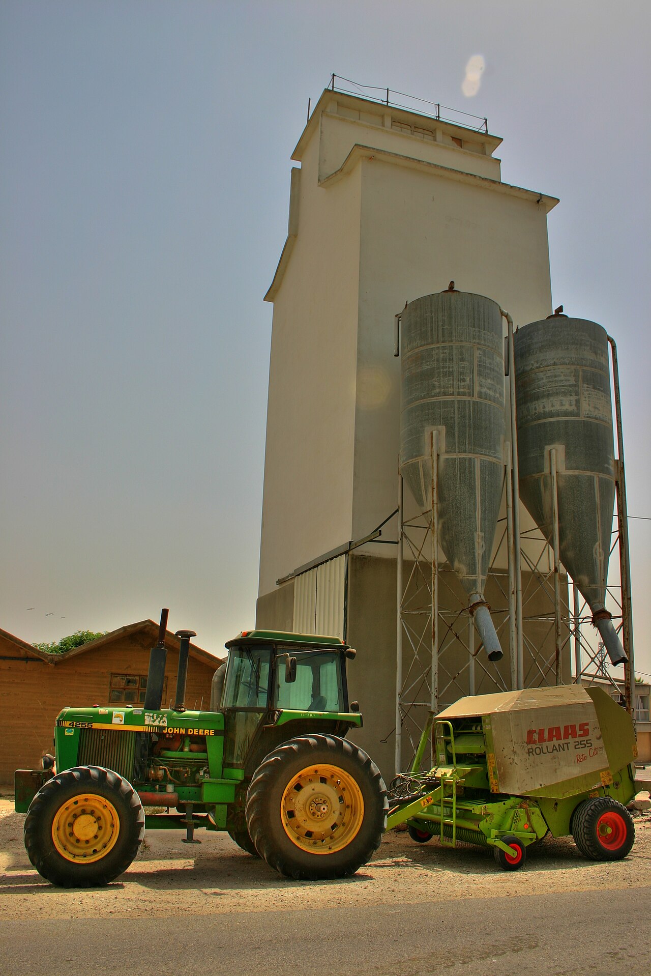 Grön John Deere 4255 med Claas Rollant 255-rundbalspress, fotograferad på ett kibbutzområde vid Shavu’ot 2006.