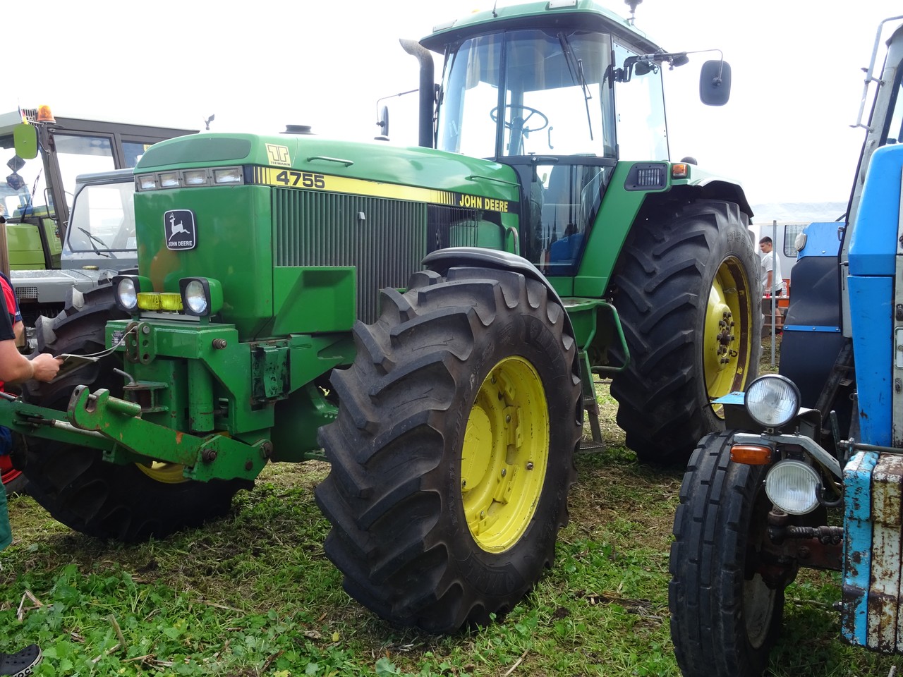 John Deere 4755 på en traktorträff i Wersdorf.