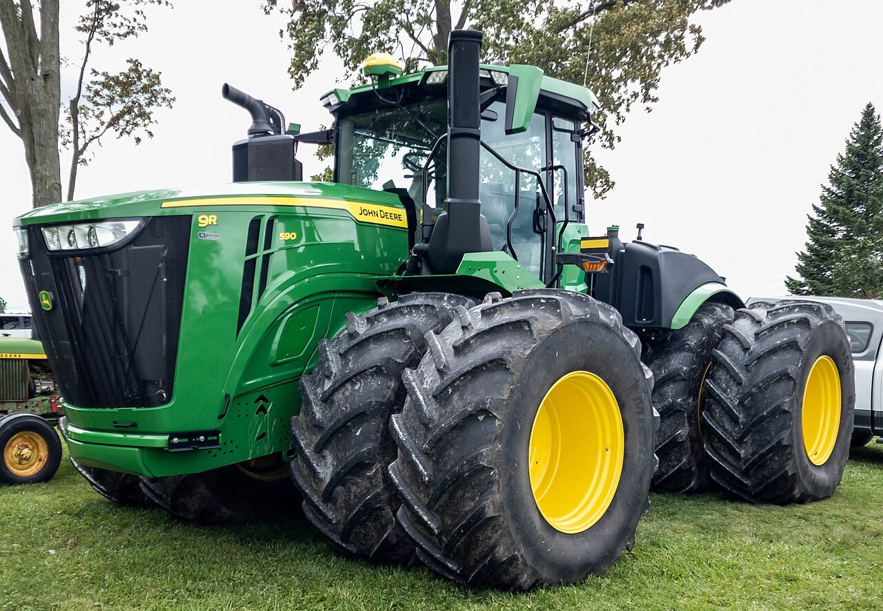 Grön John Deere 9R 590 med dubbelmontage, fotograferad snett framifrån vid O’Neill Farm i Ontario.