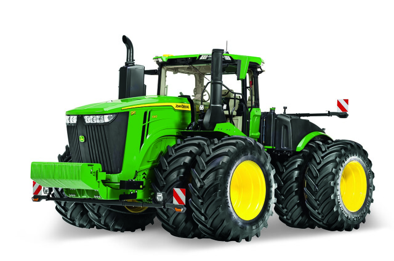 John Deere 9R 640 med dubbelhjul, avbildad snett framifrån mot vit bakgrund.