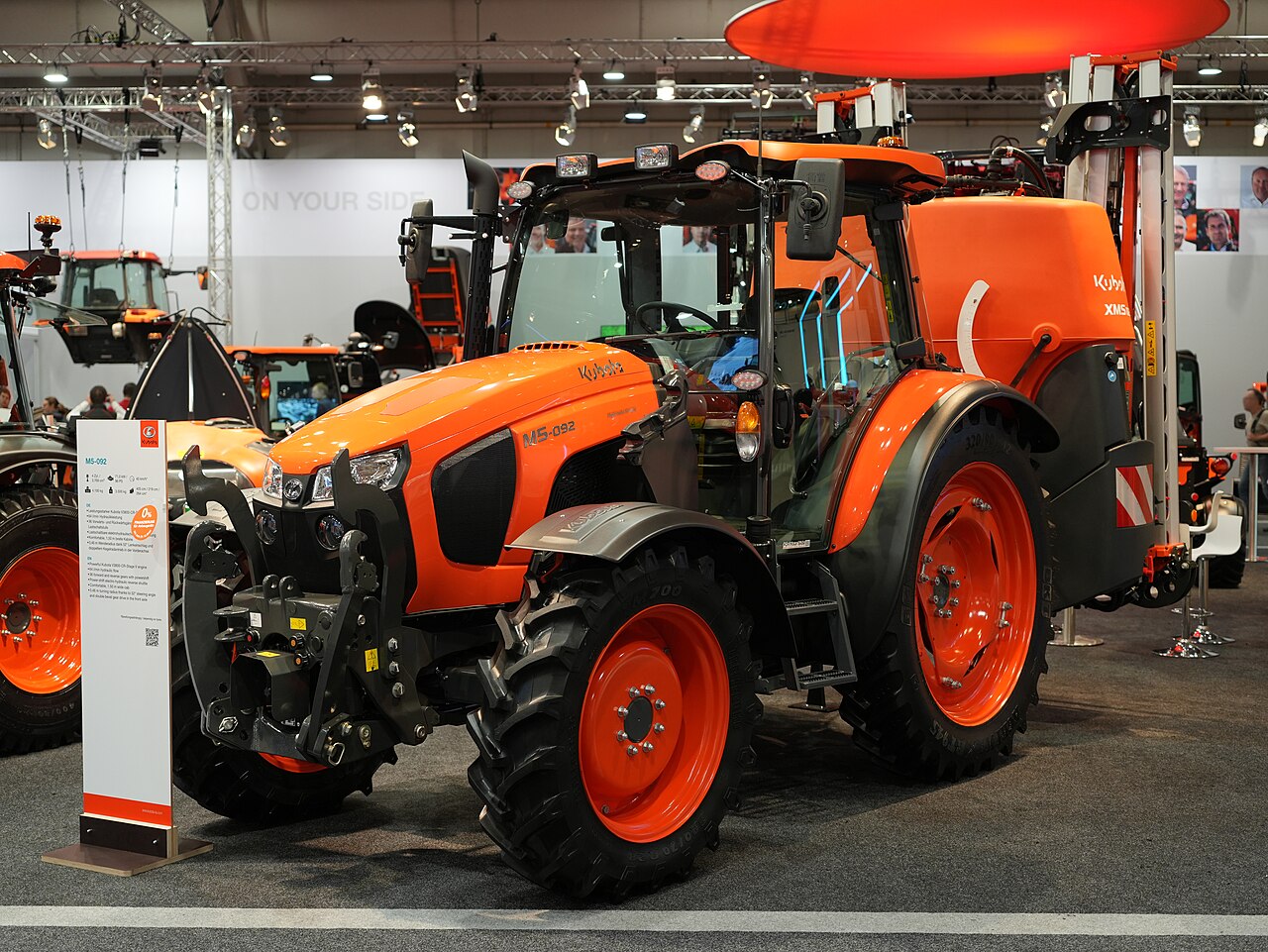 Kubota M5-092 med hytt och monterad spruta på Agritechnica 2025.