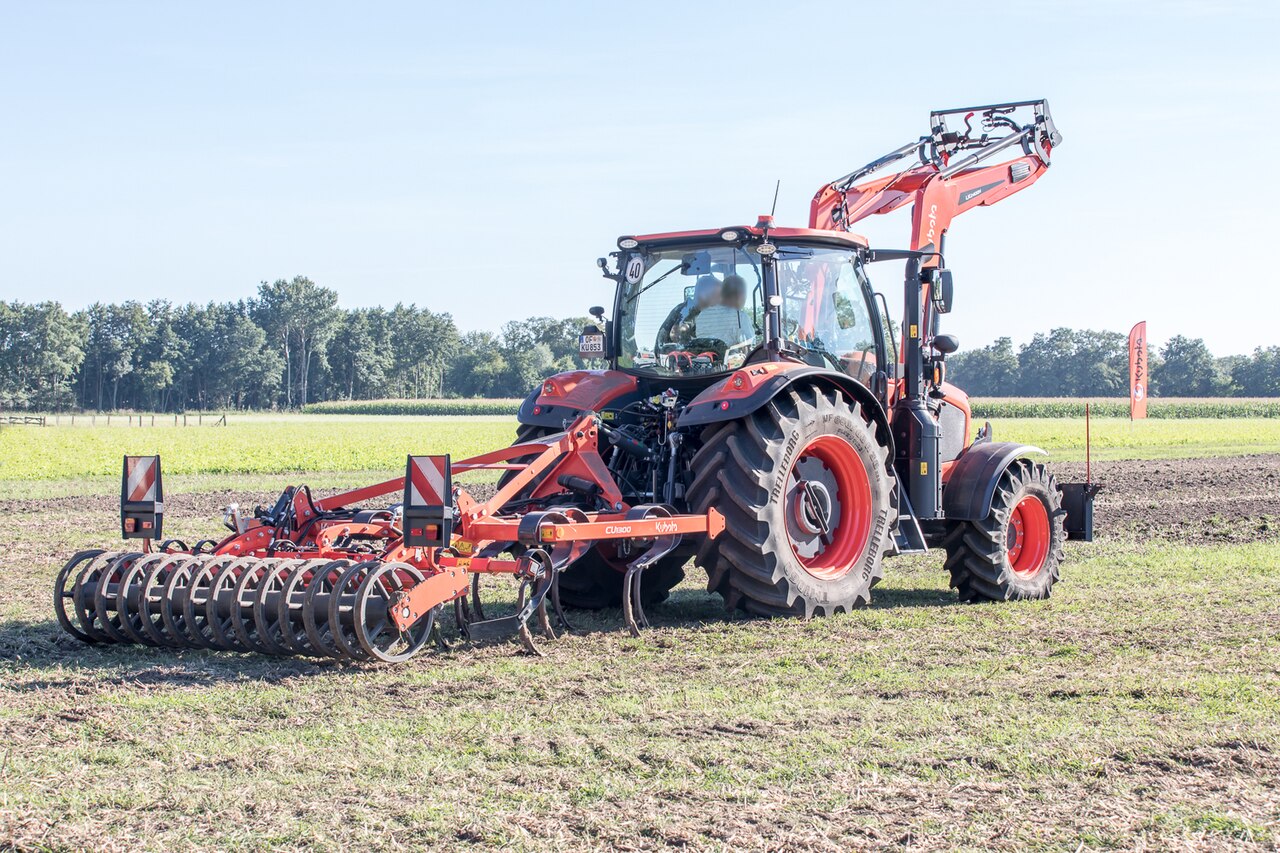 Kubota M6-132 med jordbearbetningsredskap och frontlastare, återgiven som M6002-familjereferens för M6-122.