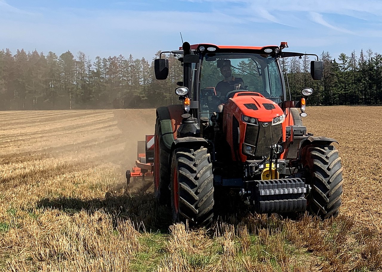 Kubota M6-142 arbetar på en stubbåker.