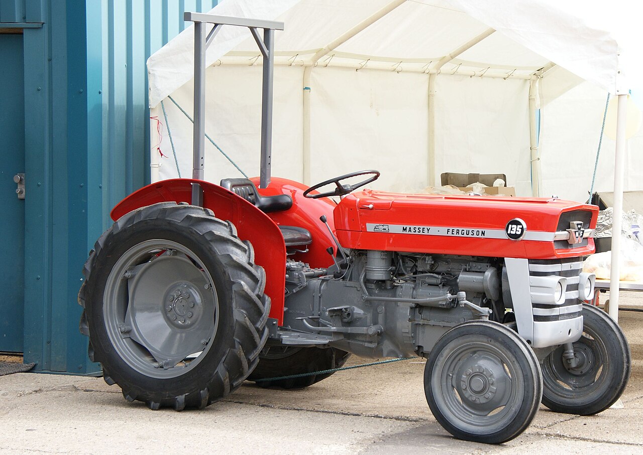 Massey Ferguson MF 135-traktor fotograferad vid High Easter i Essex; modellmärkningen 135 syns.