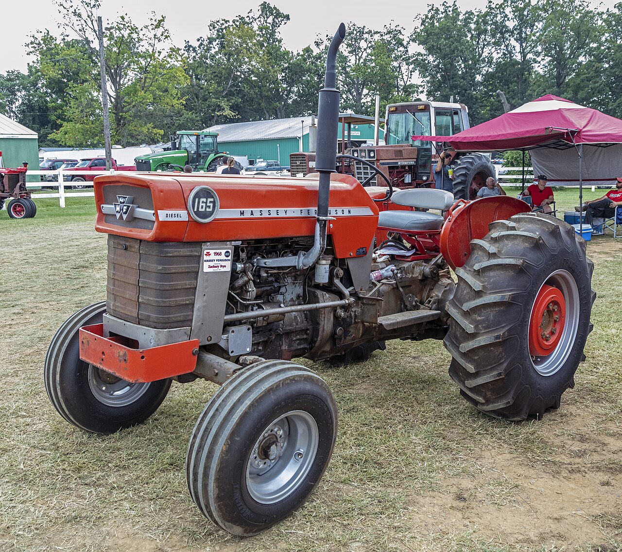 Massey-Ferguson 165-dieseltraktor vid ett fältarrangemang; märkningen 165 Diesel syns.