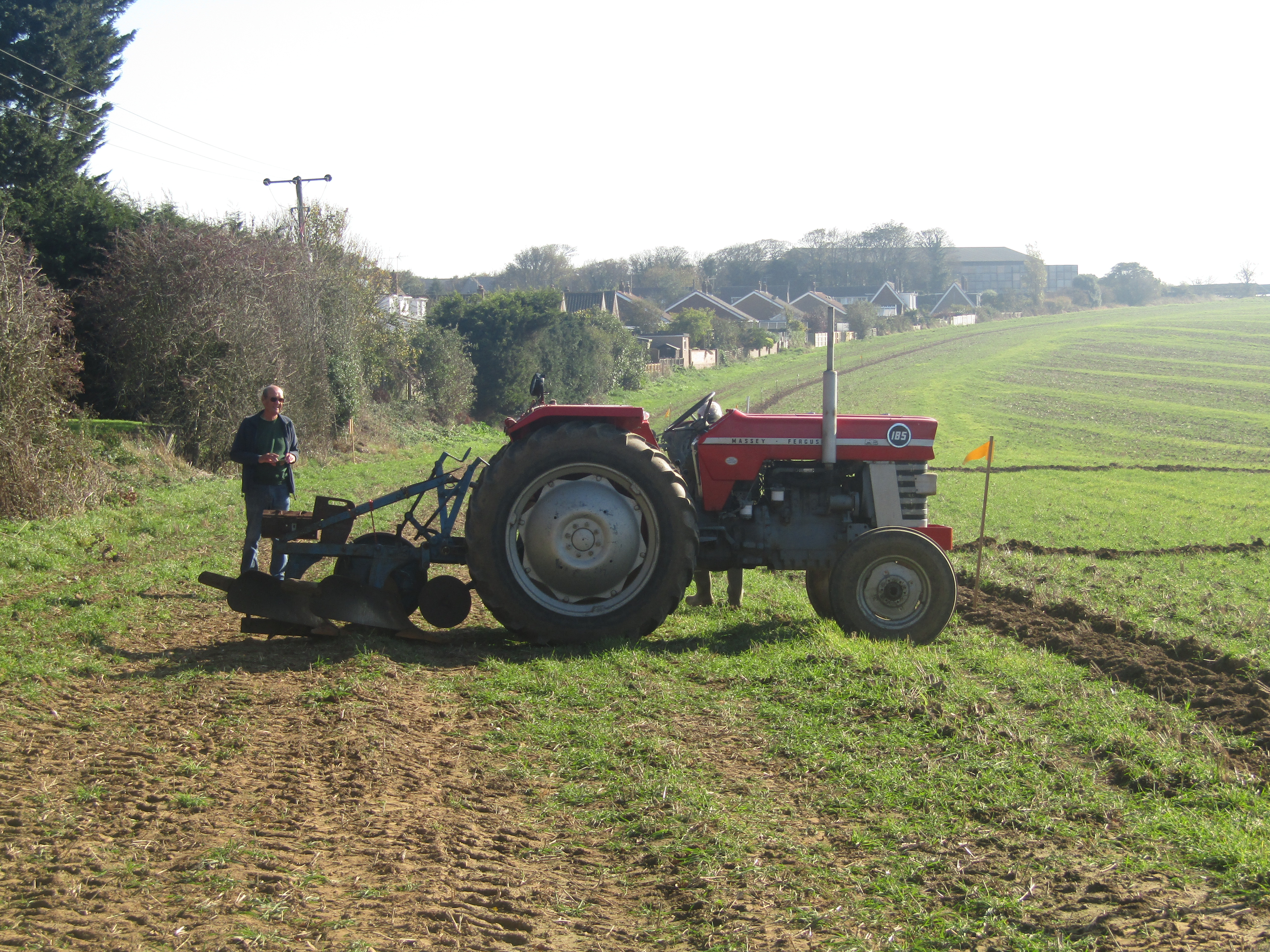 Massey Ferguson 185 vid plöjning i Norfolk; 185-märkningen syns men S-utförandet kan inte utläsas.