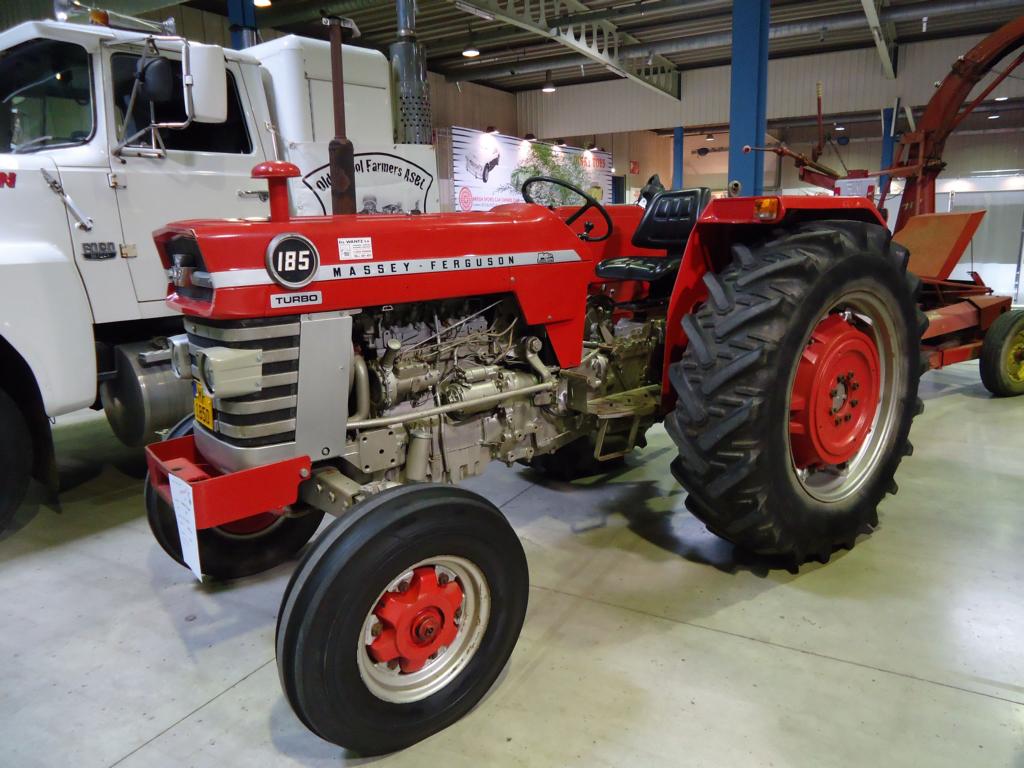 Massey Ferguson 185 Turbo fotograferad på utställning; märkningarna 185 och Turbo syns på motorhuven. S-suffixet är inte synligt.