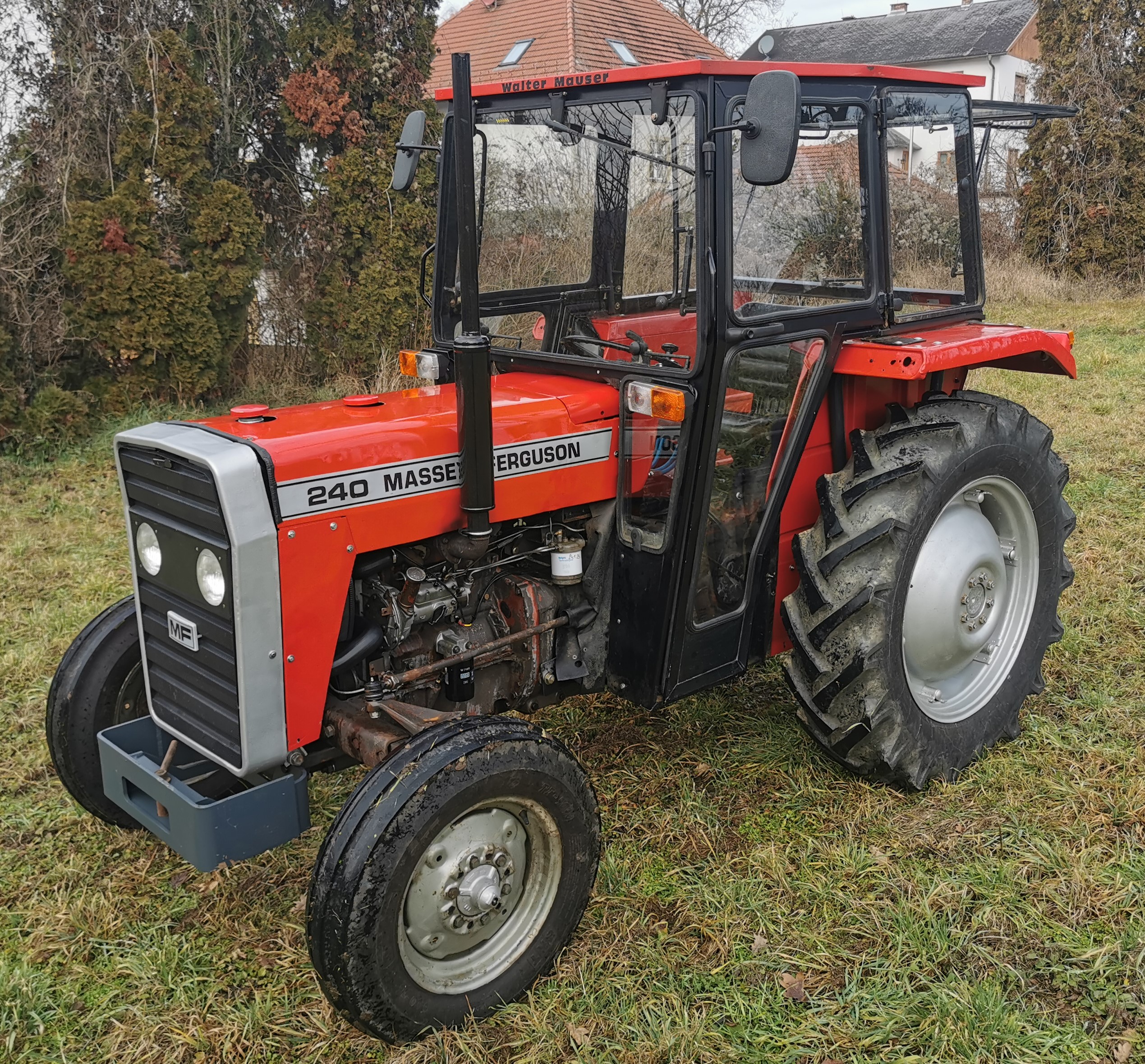 Röd Massey Ferguson MF 240 med synlig 240-märkning och Walter Mauser-hytt, fotograferad i Österrike 2025.