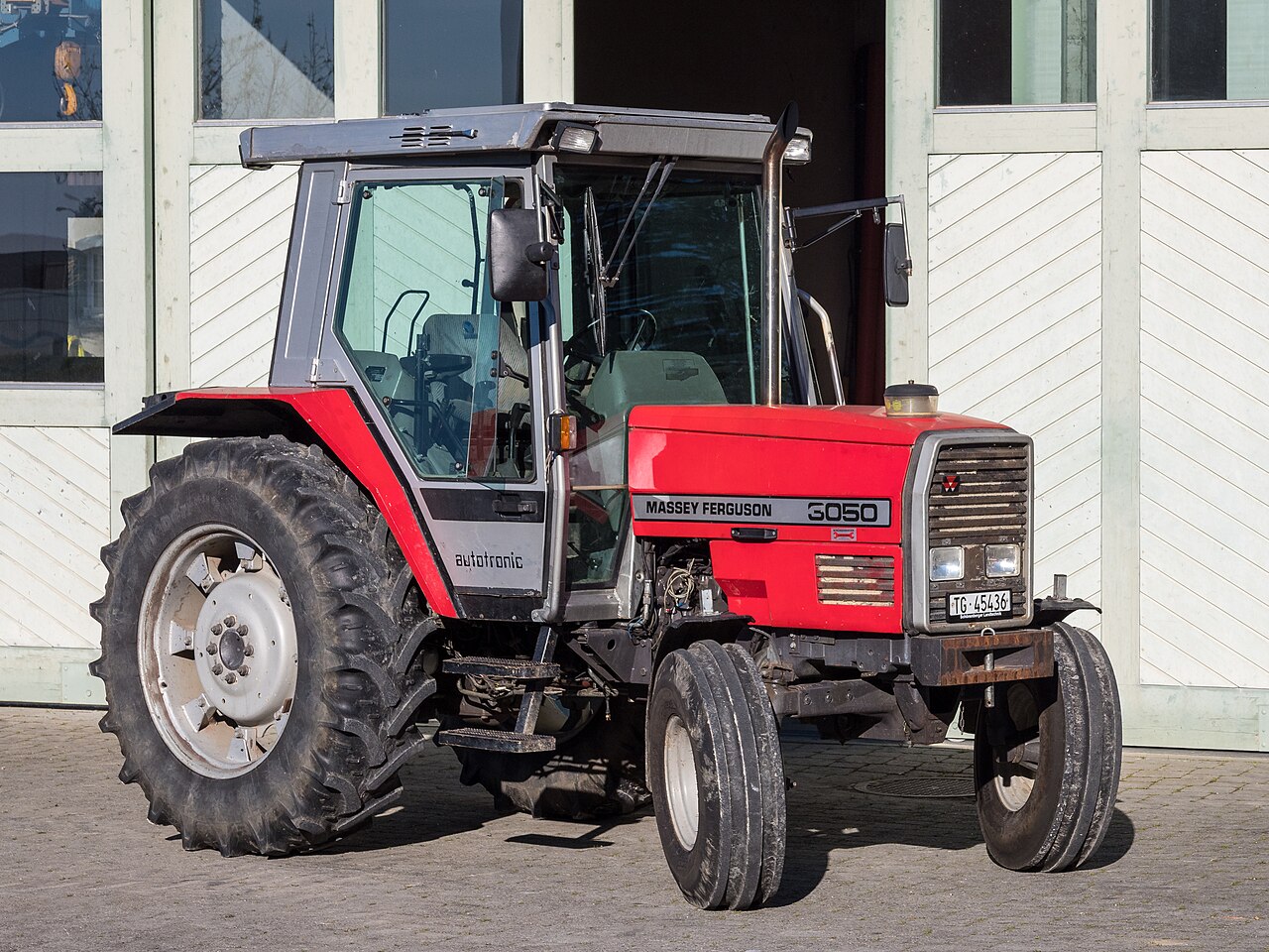 Komplett röd Massey Ferguson 3050 med tydlig 3050-märkning och Autotronic-hytt.