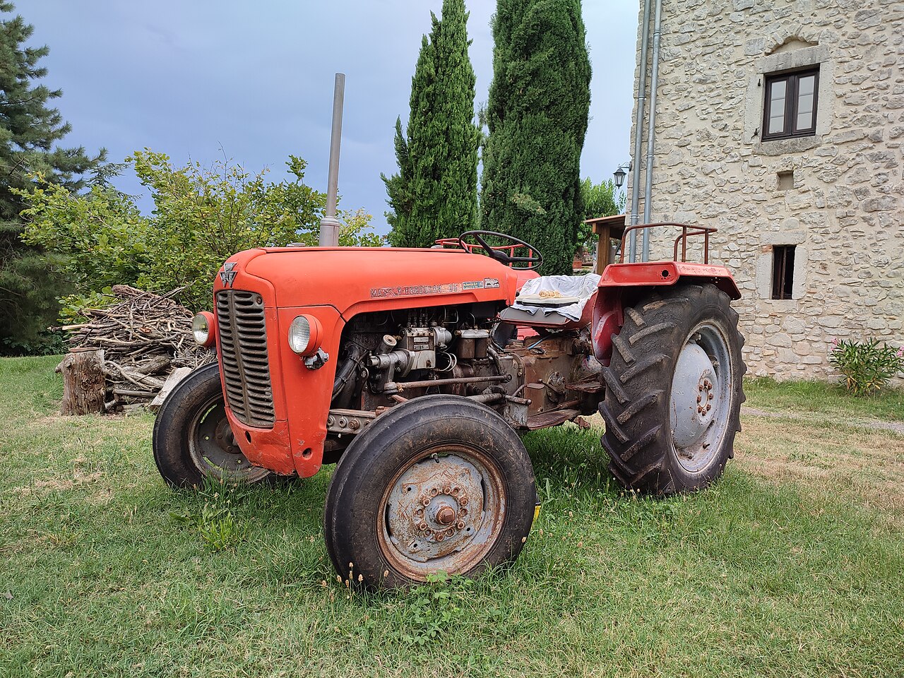 Massey-Ferguson 35-traktor fotograferad från sidan; modellmärkningen 35 syns.