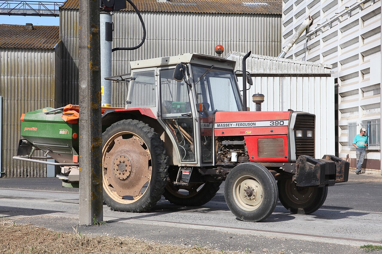 Massey Ferguson 390 med monterad Amazone ProfiS-gödselspridare; 390-märkningen syns på motorhuven.