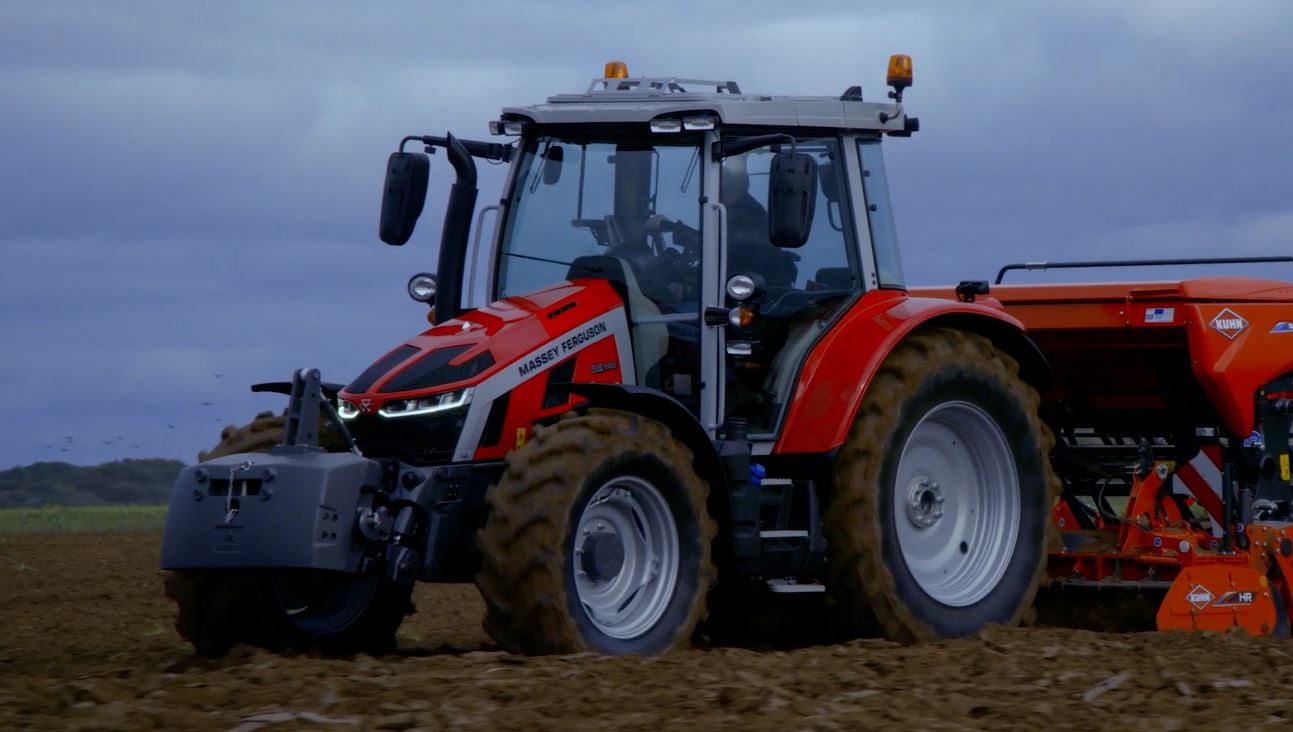 Massey Ferguson MF 5S-traktor med jordbearbetningsredskap på åker; officiell 5S-familjebild, inte identifierad som 5S.145 eller Dyna-4.