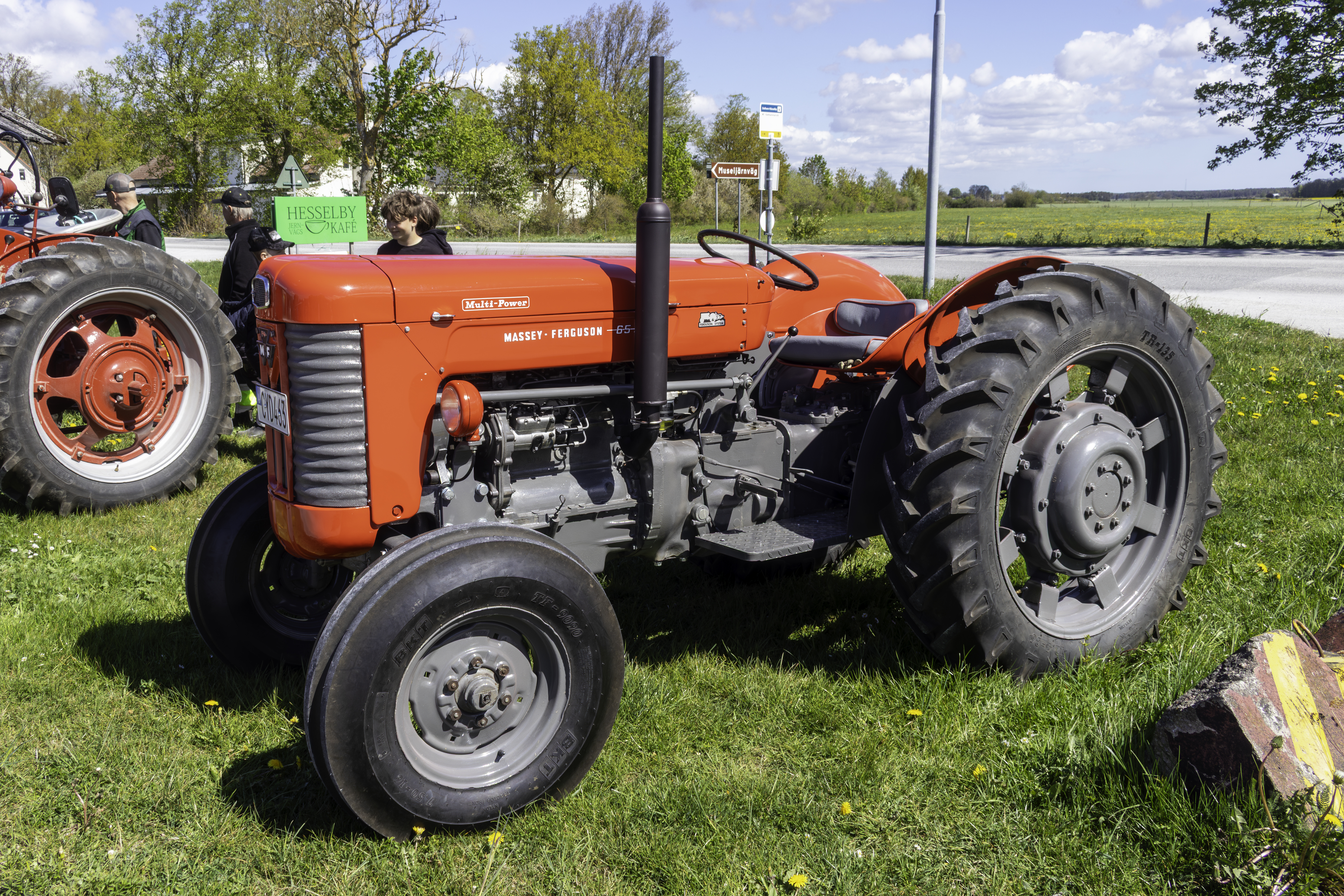 Komplett Massey-Ferguson 65 med modellmärkningen 65 och Multi-Power-skylt på motorhuven, fotograferad i Dalhem på Gotland.