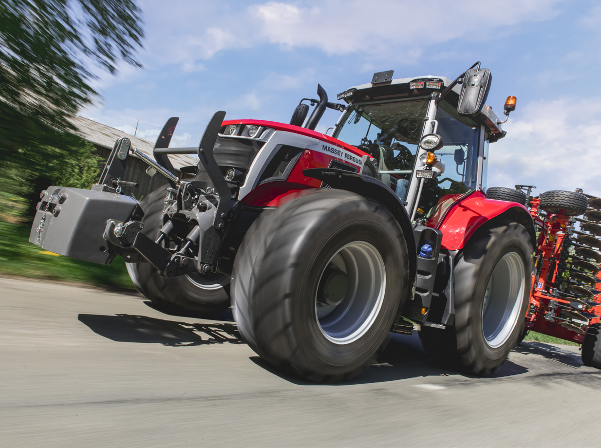 Massey Ferguson 6S med frontvikter och redskap; broschyromslagets familjereferens, inte bekräftad exakt 6S.180-variant.