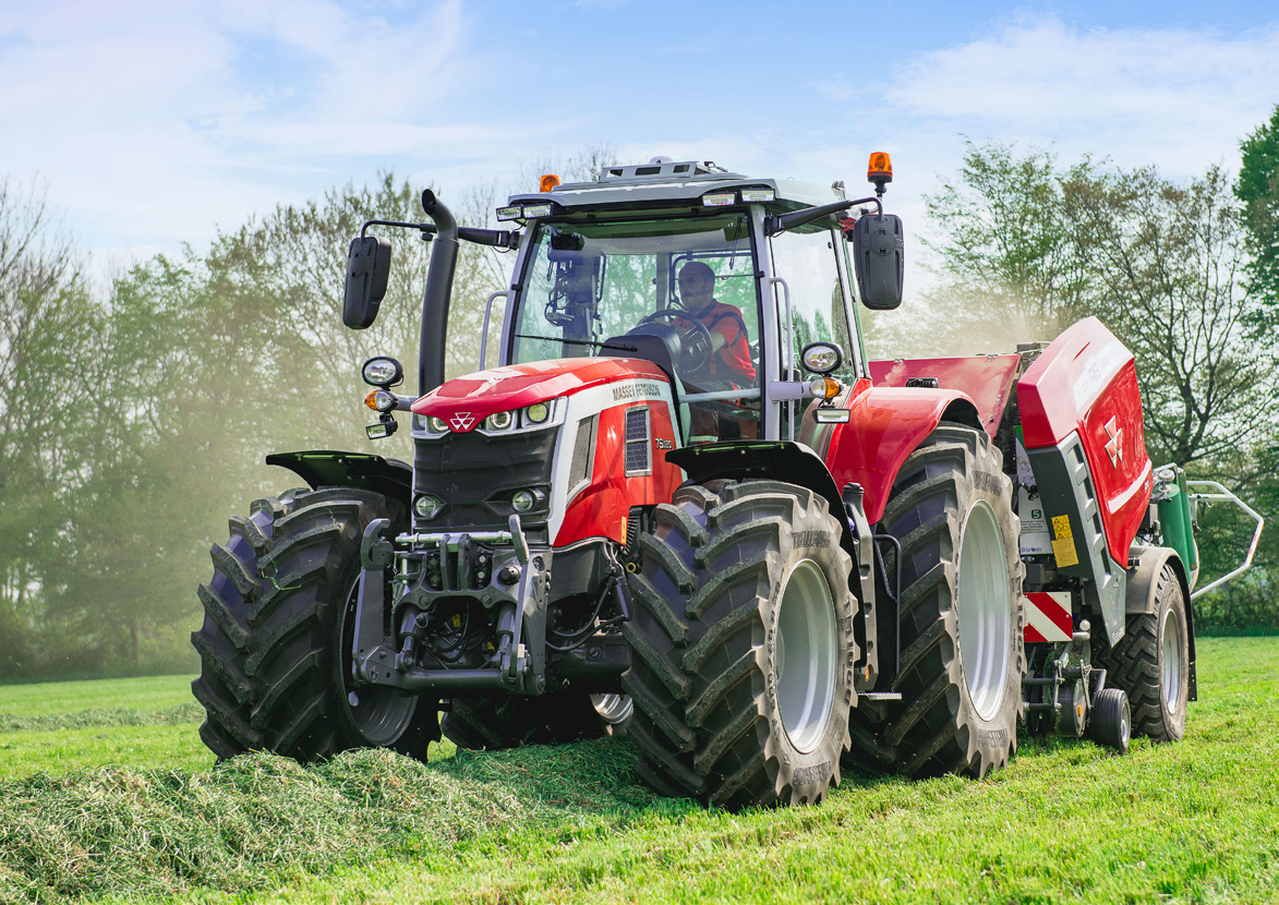 MF 7S-traktor i arbete med balpress; familjereferens, inte bekräftad 7S.210 eller transmissionsvariant.