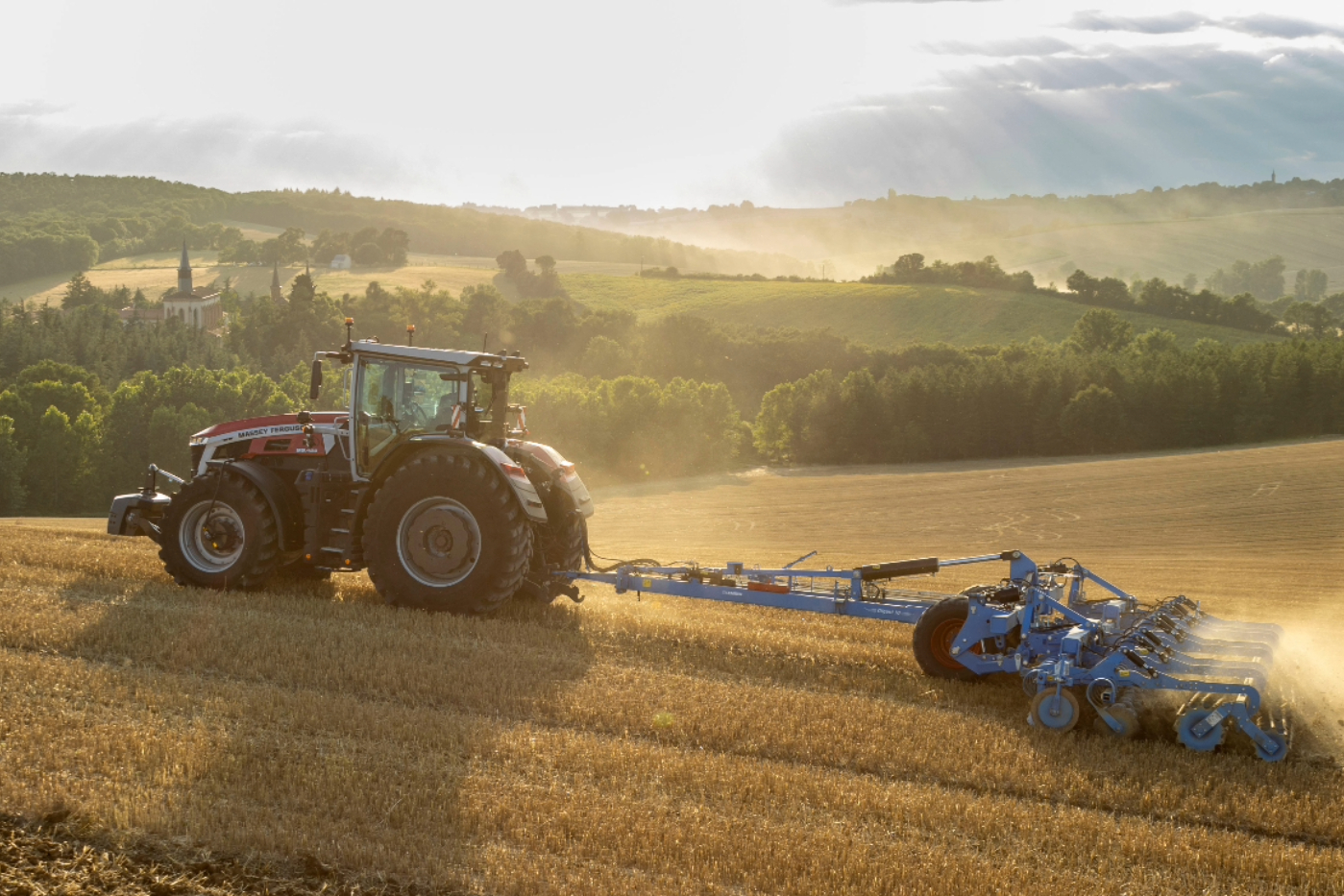 Massey Ferguson MF 9S-traktor med kultivator på åker; familjefoto från svensk MF 9S-produktsida, inte identifierat som exakt 9S.370.