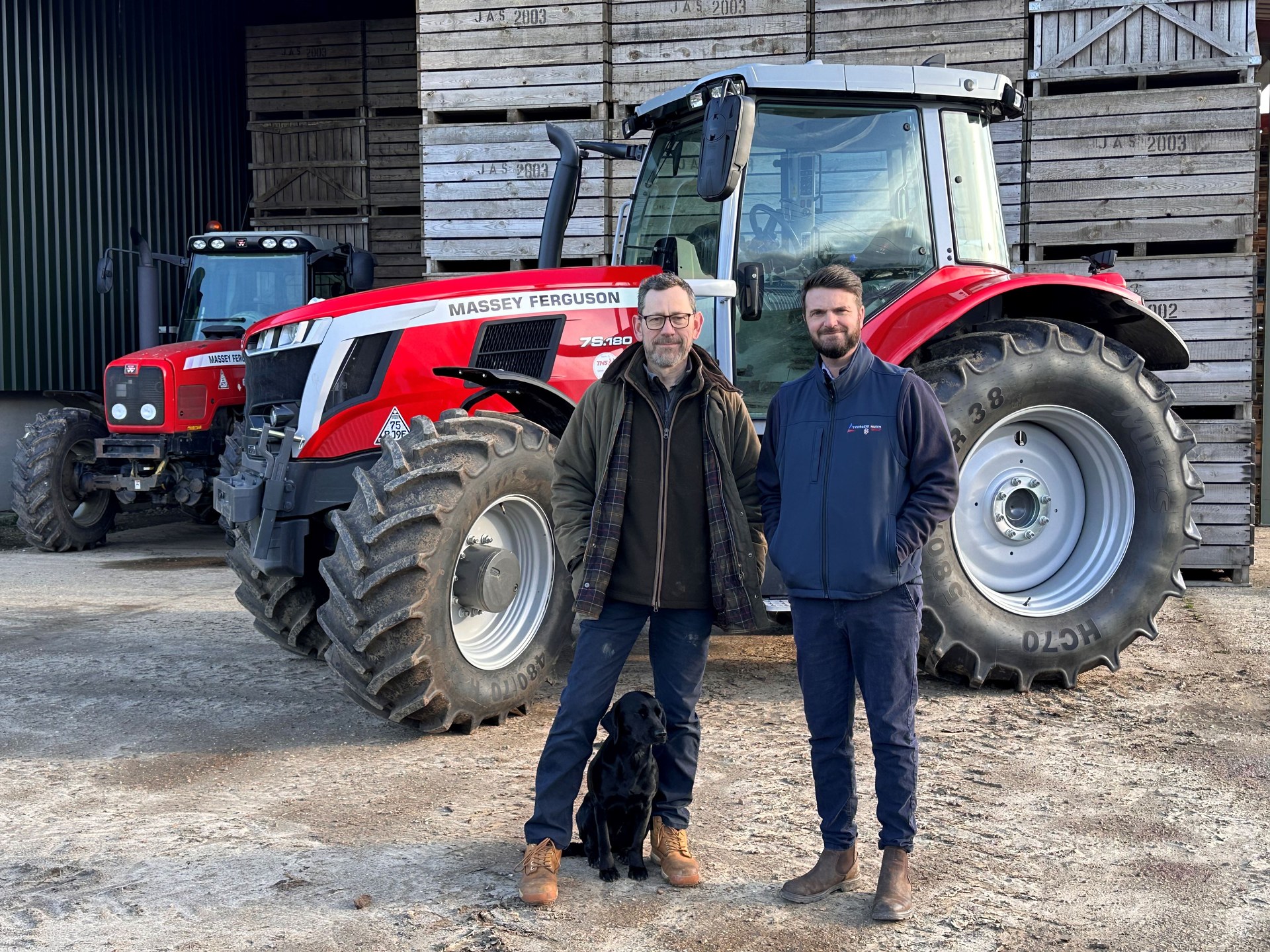 MF 7S.180 Dyna-6 på Padgetts Farm; kundmaskin i ett gårdsreportage. Transmissionen identifieras som Dyna-6 Eco i artikeln; svensk beställningsvariant framgår inte.