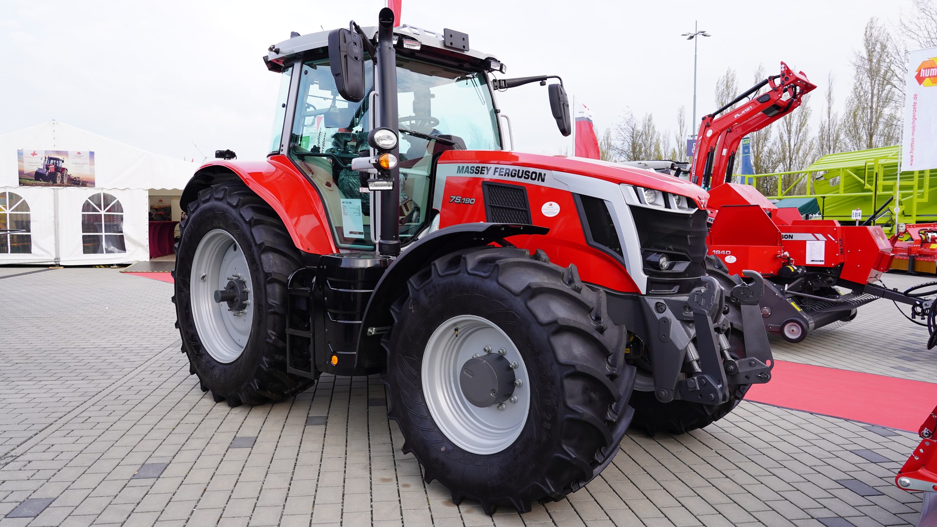 Massey Ferguson MF 7S.190 på agra 2022, fotograferad framifrån i trekvartsvy; 7S.190-märkningen är synlig.