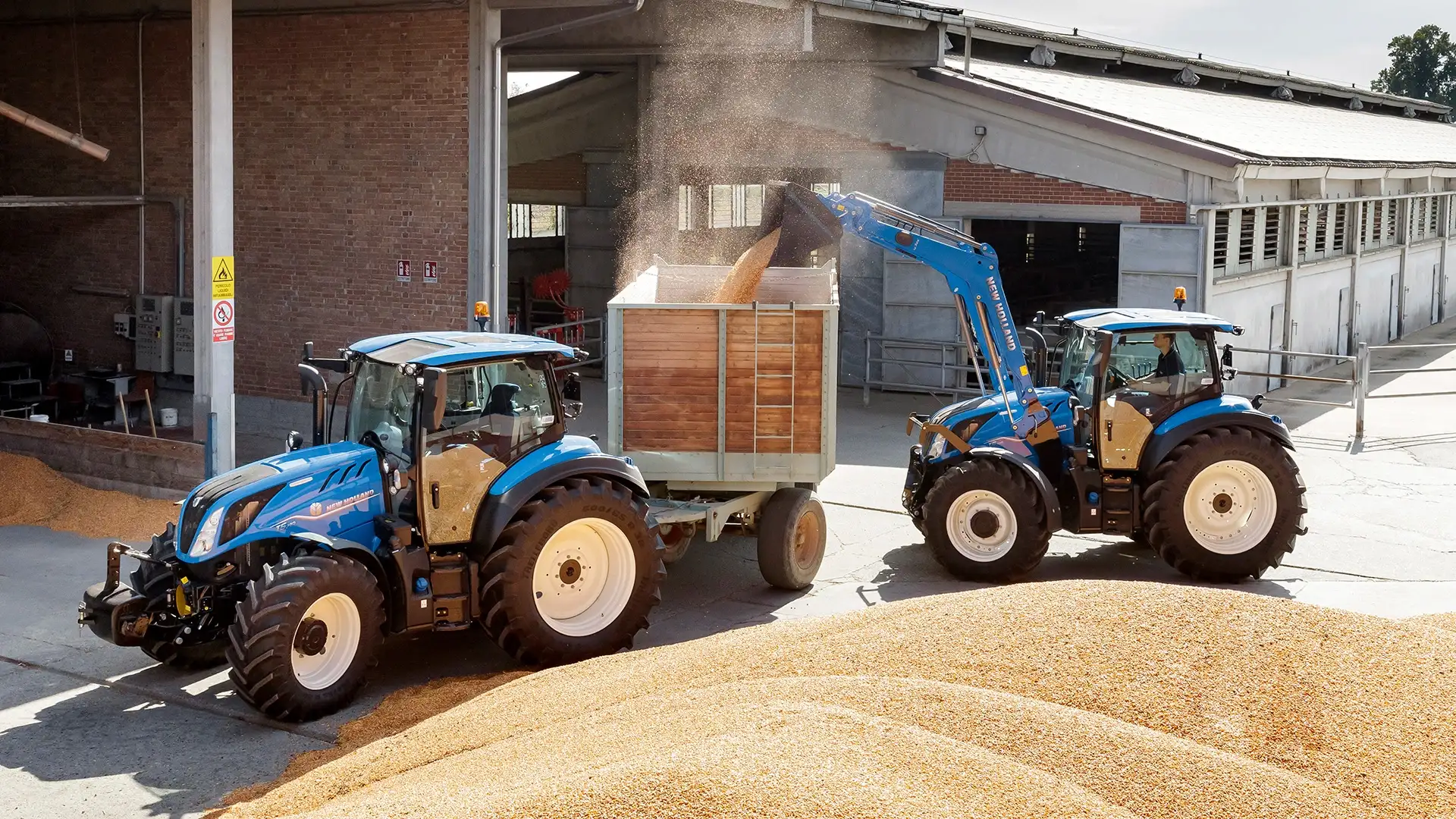 New Holland T5.120-traktor med släp på väg; T5.120-märkningen syns på motorhuven.