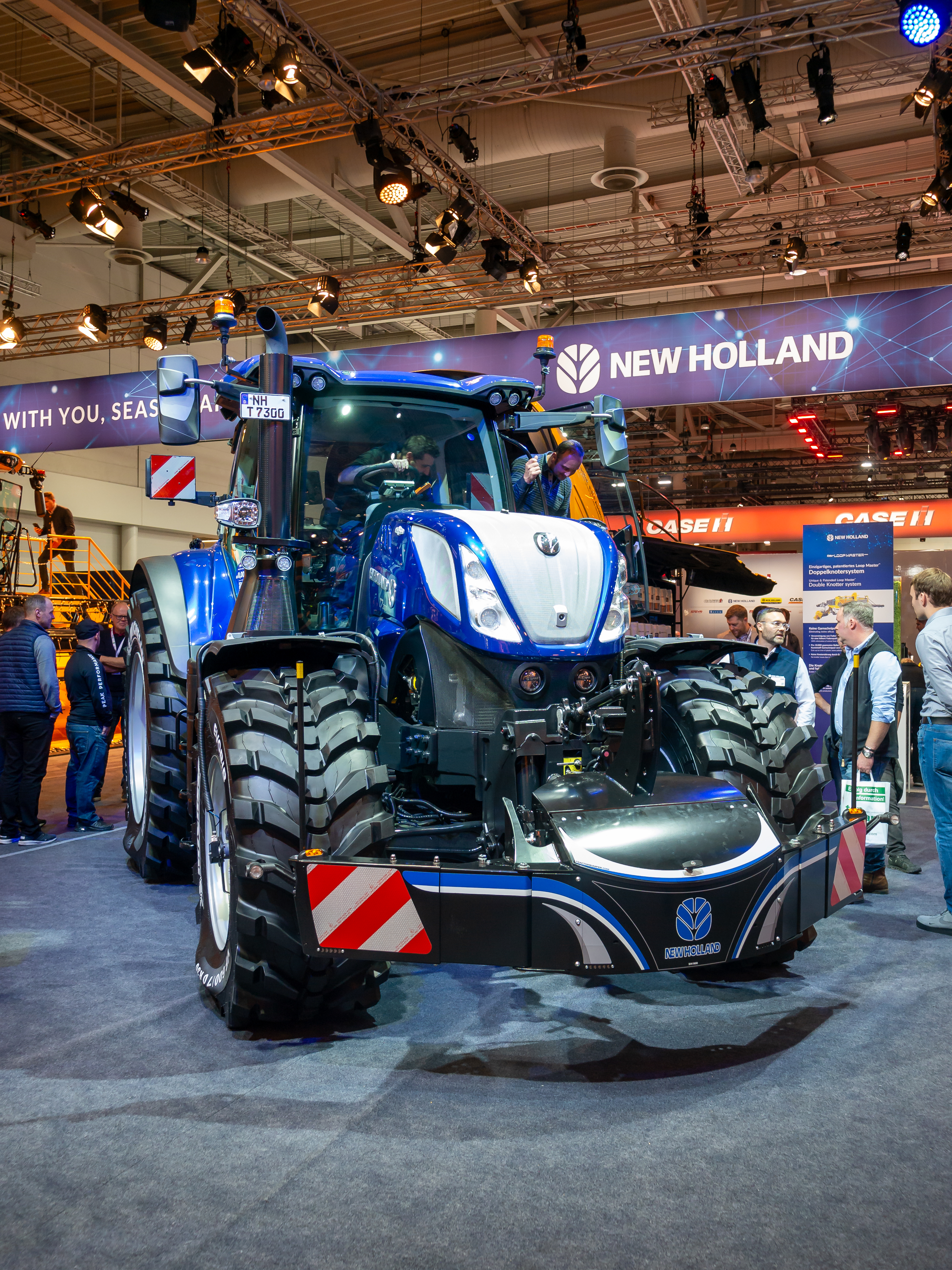 New Holland T7.300 på Agritechnica 2023 i Hannover; modellskylten syns.