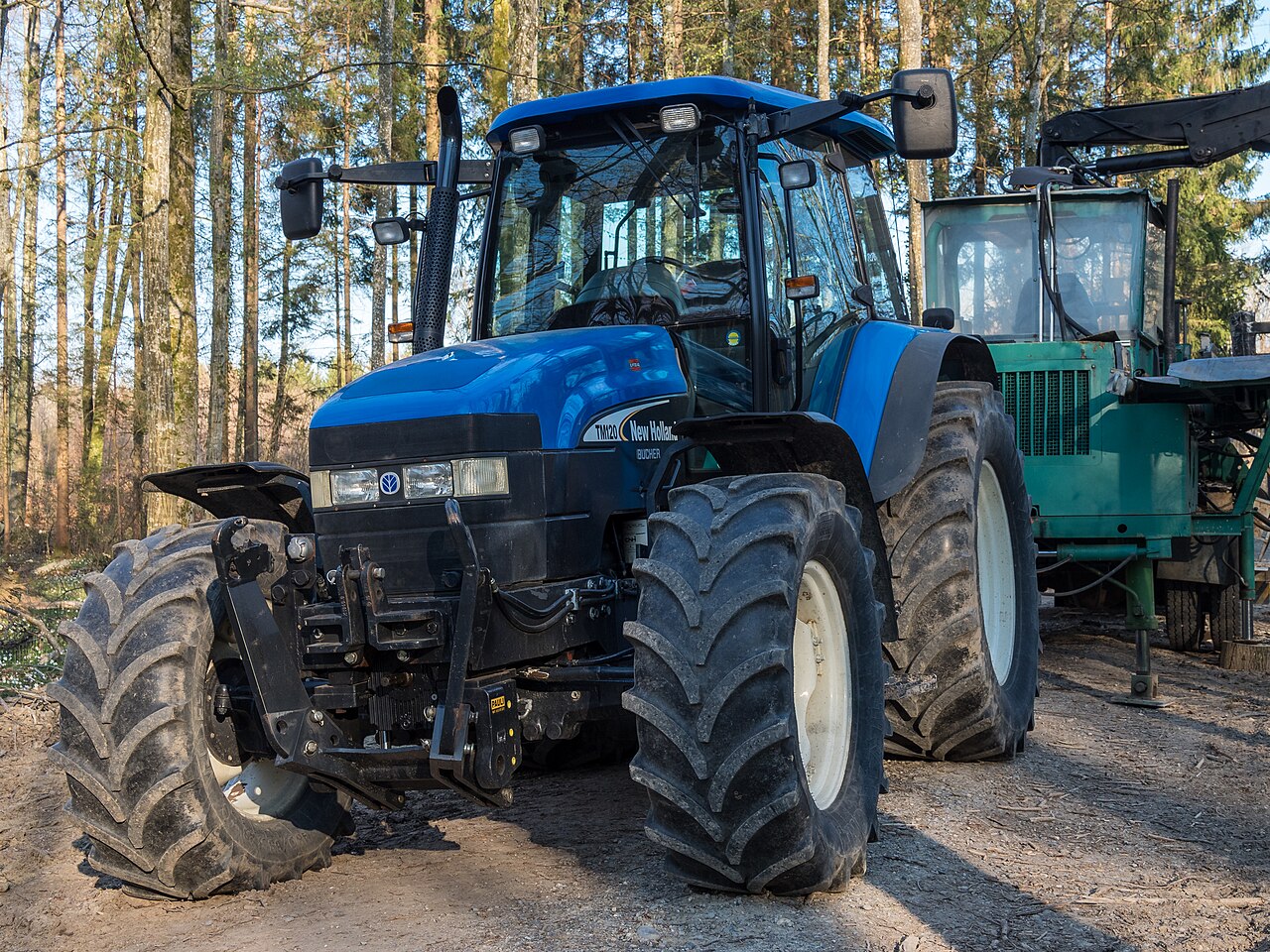 New Holland TM120-traktor med synlig TM120-märkning på motorhuven.