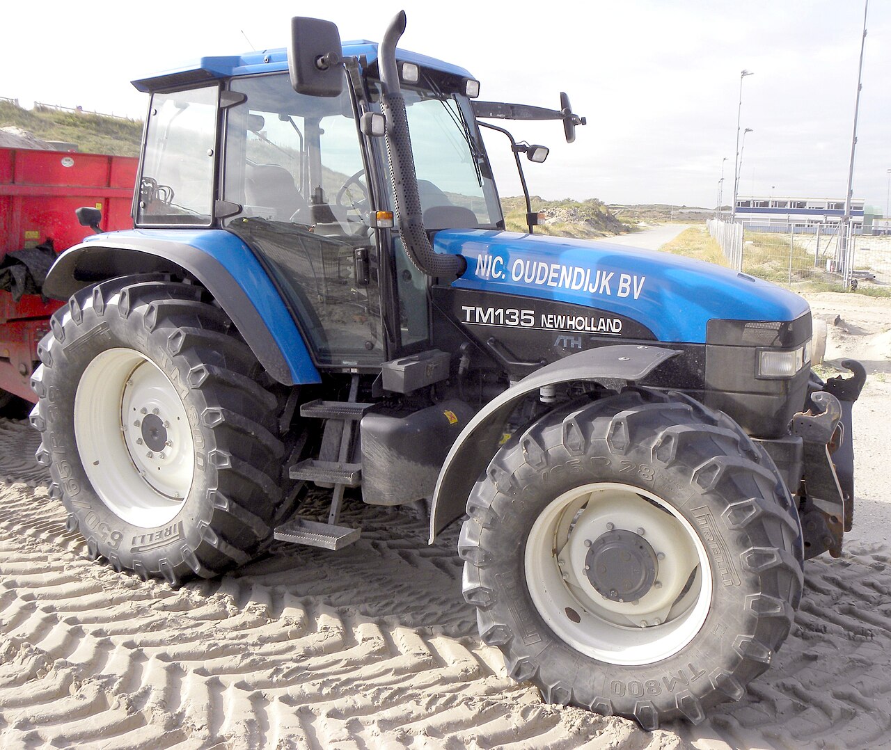 New Holland TM135-traktor; används endast som familjebild till TM130, inte som ett TM130-exemplar.