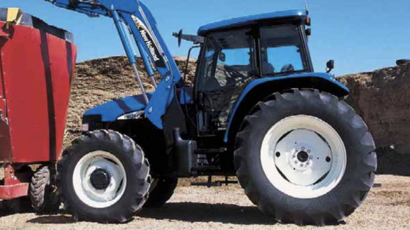 New Holland-traktor ur TM Series med frontlastare och redskap; TM140-modellen kan inte identifieras på fotot.