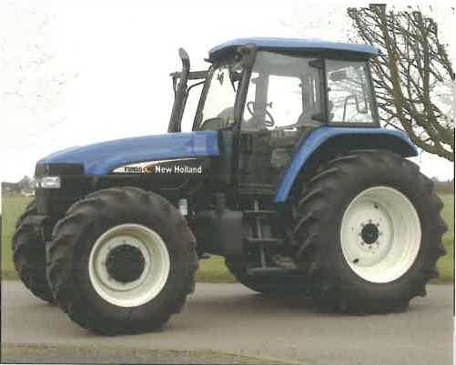Blå New Holland TM155 fyrhjulsdriven traktor i sidovy, fotograferad för Silsoes provrapport.