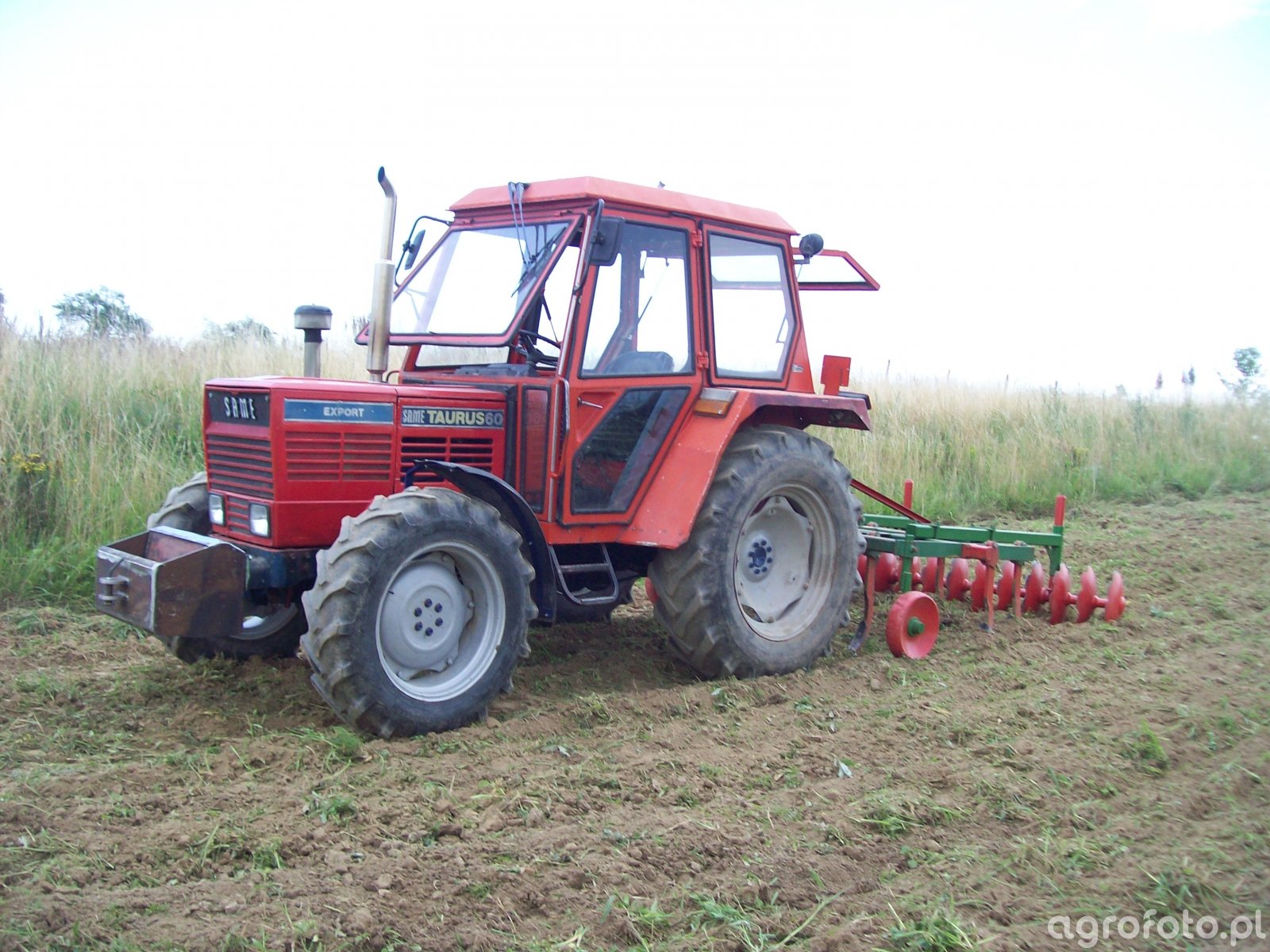 SAME Taurus 60 med tallriksharv, fotograferad från sidan; modellskylten anger Taurus 60.