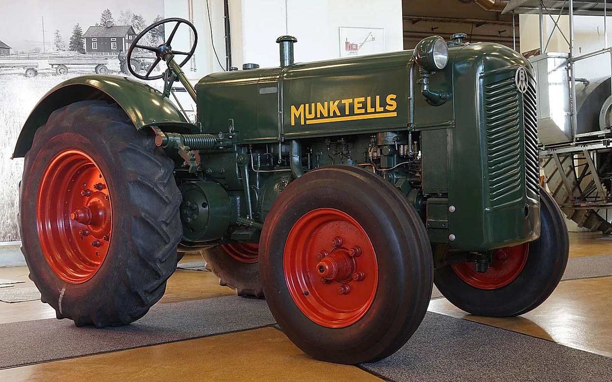 Grön Munktells-traktor i museiutställning, identifierad som BM-20 av källsidan.