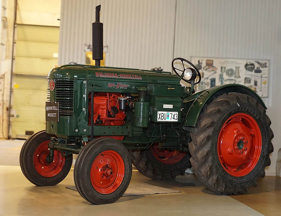 Grön Bolinder-Munktell BM Victor med T230-märkning i museiutställning.