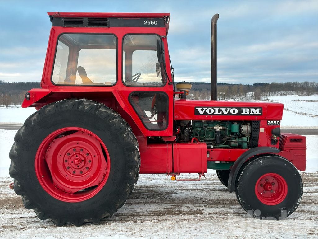 Röd Volvo BM 2650 från 1982 på snötäckt mark; modellnumret 2650 syns på hyttaket och motorhuven.