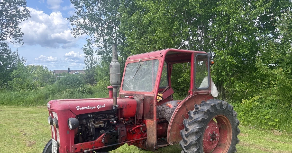 Röd Volvo BM 320 Buster i Budi-objekt 106913; B/D-variant är inte säkerställd.