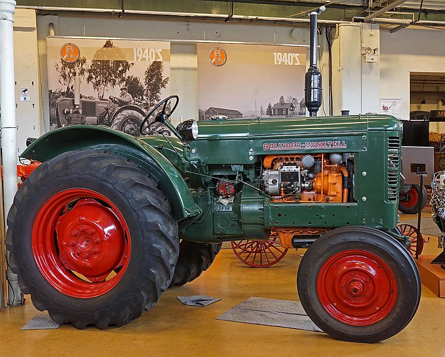 Grön Bolinder-Munktell-traktor i sidovy i Munktellmuseets utställning; museisidan identifierar den som BM 35.