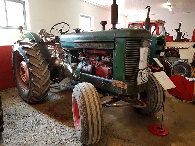 Grön Bolinder-Munktell BM 55 i Dalslands Traktormuseum; namnet Bolinder-Munktell syns på motorhuven.