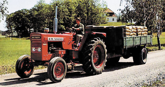 Röd BM-Volvo T650 med släpvagn på landsväg, enligt Volvo CE:s historiska arkivsida.