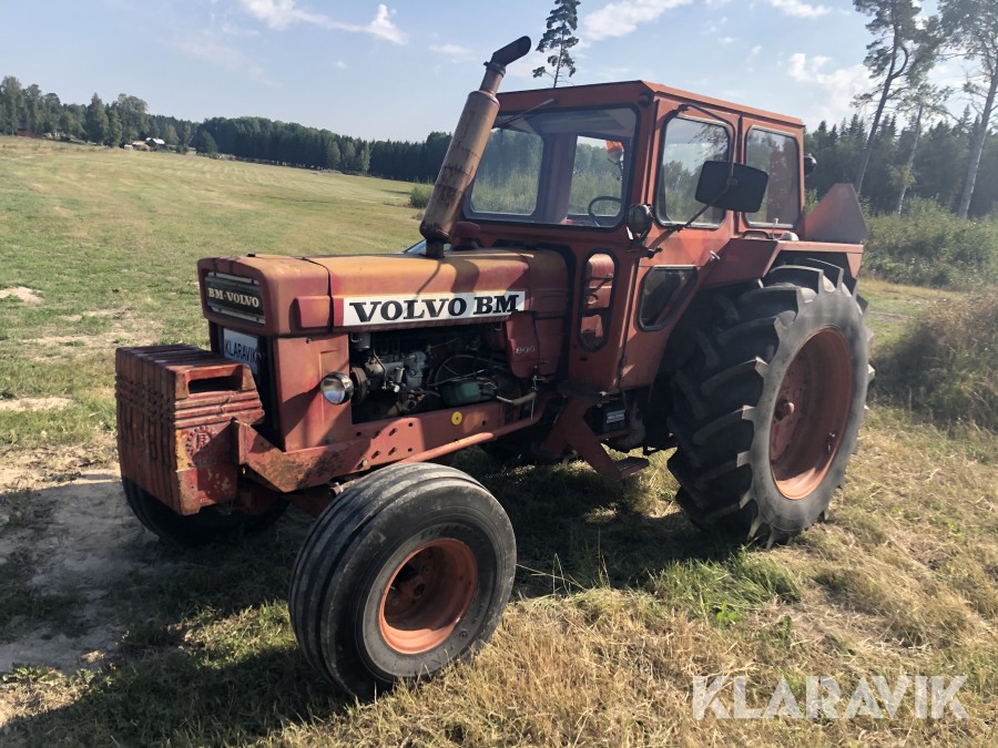 Röd Volvo BM T800 i Klaravik-objekt 327309, modell enligt källsidan.