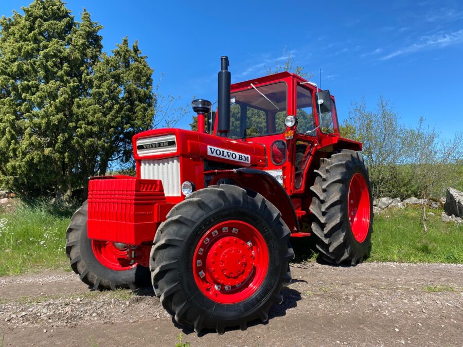 Röd Volvo BM-traktor i Klaraviks 814-presentation; modellnamnet kommer från källsidan.