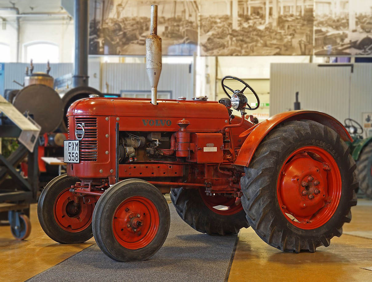 Röd Volvo T 24-traktor sedd från sidan i en museiutställning; Volvo-märkningen syns, men inte modellnumret.