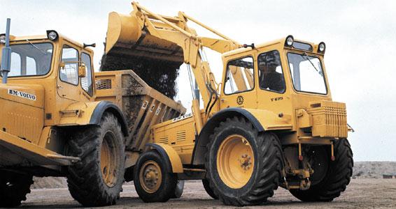 Gul Volvo BM T 675 i profil i en historisk traktorpresentation; T 675-beteckningen syns på traktorn.