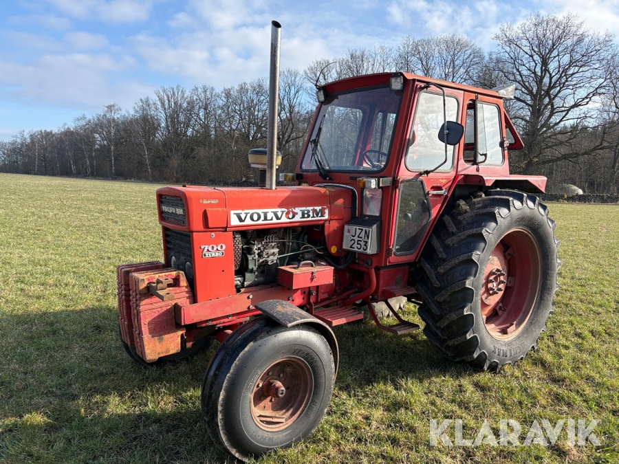 Röd Volvo BM 700 Turbo i gräsfält; 700 TURBO-beteckningen syns på motorhuven.
