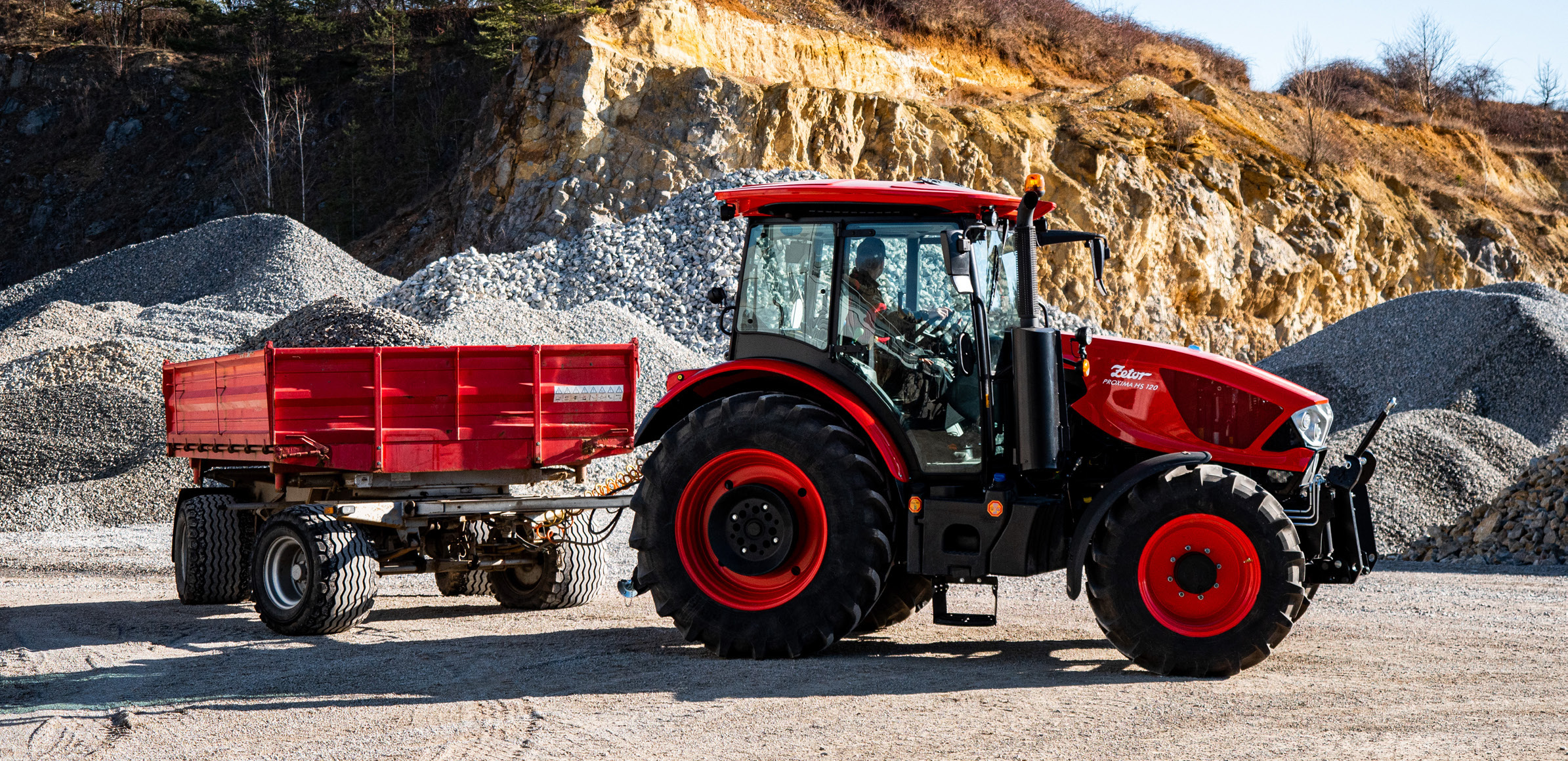 Zetor Proxima HS 120 vid arbete; synlig huvbadge identifierar HS 120, inte HS 100 eller HS 110.